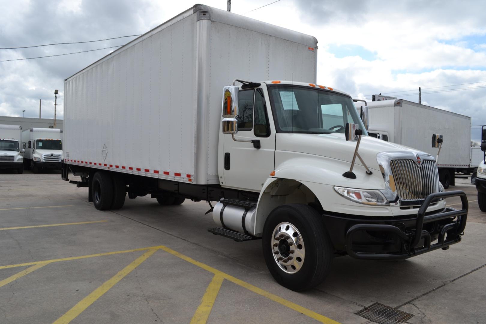 2018 WHITE /GRAY INTERNATIONAL 4400 with an CUMMINS L9 8.9L 300HP engine, ALLISON 3000HS AUTOMATIC transmission, located at 9172 North Fwy, Houston, TX, 77037, (713) 910-6868, 29.887470, -95.411903 - 33,000LB GVWR CDL REQUIRED, 28FT BOX, 13FT CLEARANCE, HEIGHT 103" X WIDTH 102", 3,500LB ALUMINUM LIFT GATE, E TRACKS, ALUMINUM WHEELS, DUAL 40 GALLON FUEL TANKS , COLD A/C - Photo#2